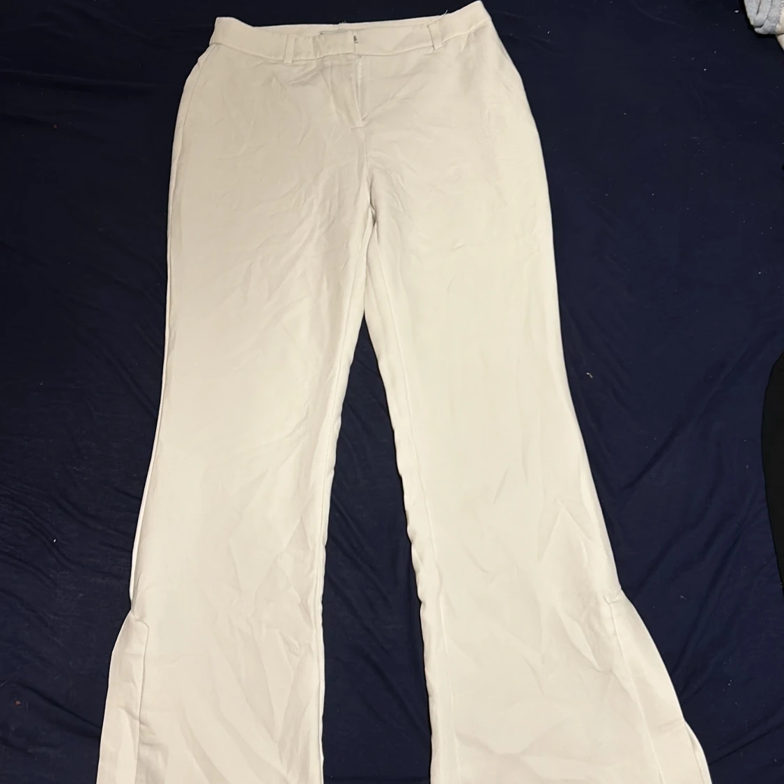 Vita bootcut kostymbyxor