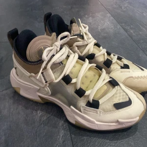 Air Jordan basket skor  - Använt 2 gånger och märkte att dem var för små 