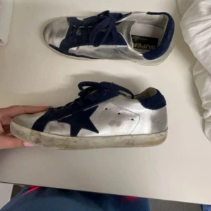 Golden goose - Silvriga golden goose i storlek 36, bra skick, säljer dom pågrund av att dom är för små, nypris 5000