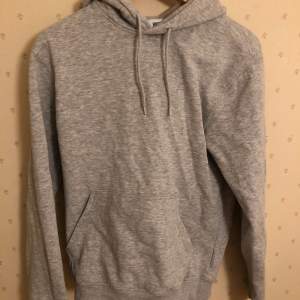 Säljer en weekday hoodie endast använd en gång! Storlek XS men passar också S. Skick 10/10! Hör av dig vid frågor och funderingar!