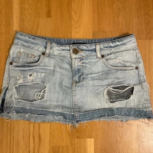💓Vintage Lågmidjad Jeanskjol💓 - Världens finaste, lågmidjade jeans kjol som jag älskar med hela mitt hjärta!!💓 Den har tyvärr blivit för liten för mej. Midjemåttet rakt över är 37 cm!!🌸 Passar verkligen till allt och jättebekväm och fint skick. Inga fläckar eller defekter.