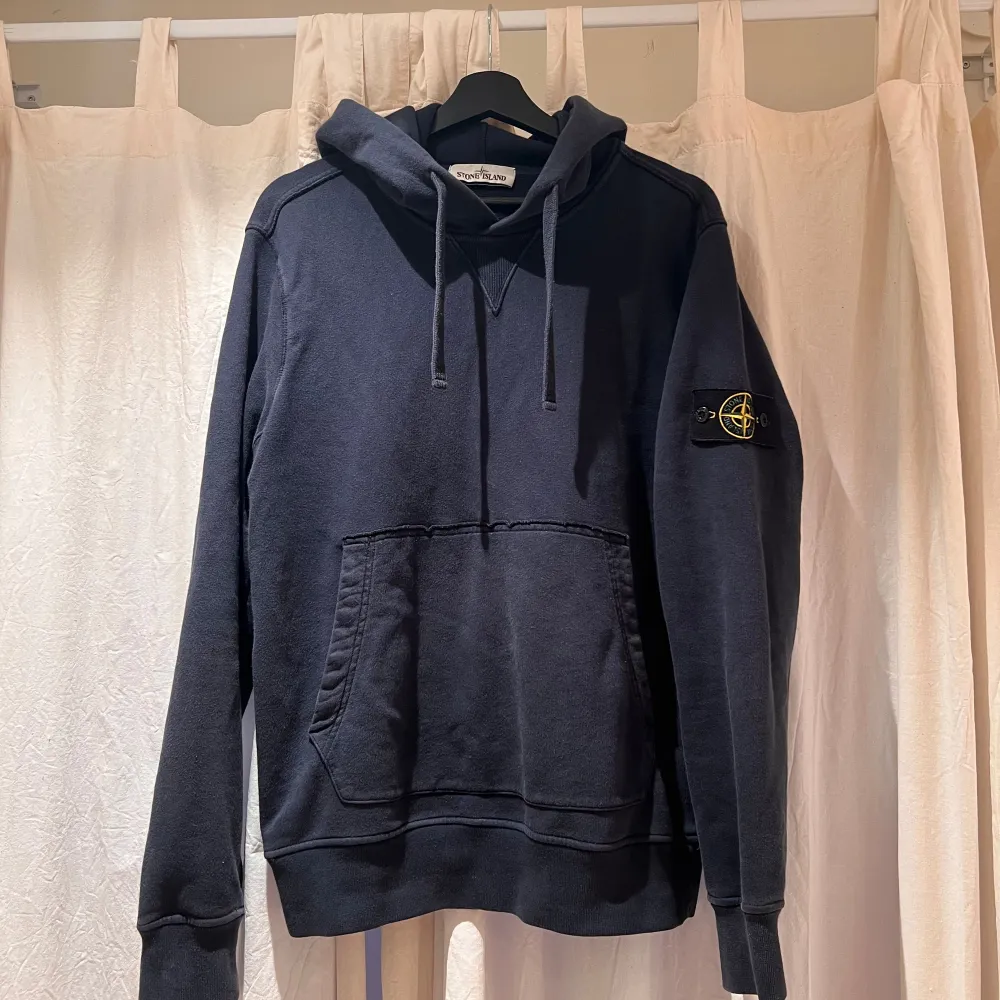 Säljer en snygg och bekväm mörkblå stone island hoodie, som kommer passa perfekt nu in till hösten! Tröjan är i bra kvalitet. Hoodies.