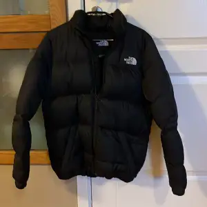 Säljer en superfin The North Face  vinterjacka storlek M🥰 Som ny! Frakt tillkommer 