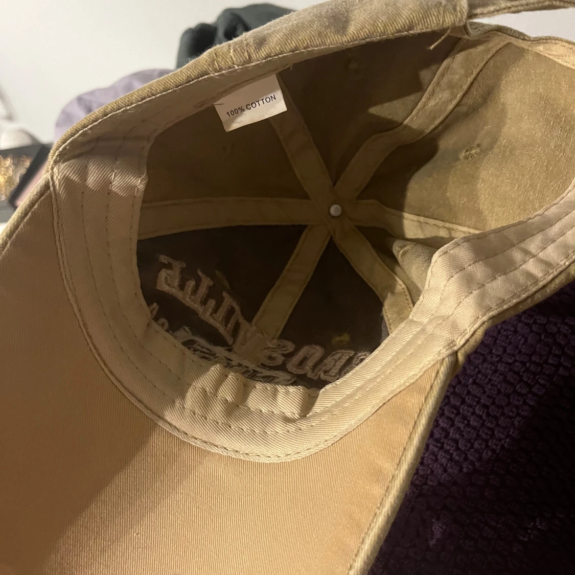 Beige keps med broderad text - 90