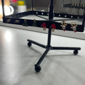 Julörhängen med tomteluva och kristall - Säljer ett par supergulliga julörhängen formade som små tomteluvor med en glittrande kristall längst ner. Perfekta för att sprida julstämning på festen eller under julfirandet! De är i guld och rött, vilket gör dem både festliga och eleganta. Köp dem nu och bli redo för julen! 🎅✨vet inte vad de köptes för men säljer för 15kr/st men kan gå ner i pris! rengörs med alsolsprit innan de  säljs! tryck INTE på köp nu utan att prata med mig först!