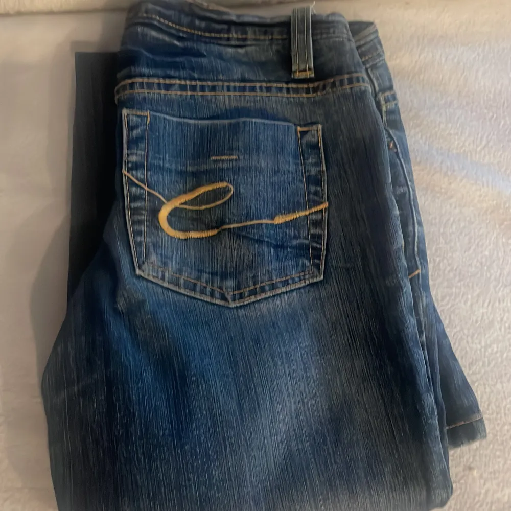 Säljer dessa jeans då de ej passar. Kan tycörr inte visa på då jag inte får på mig dom:)  Storlek 34  Bootcut  Passar om man är mellan 160-165 lång  ❤️ Inga slitningar eller märken . Jeans & Byxor.