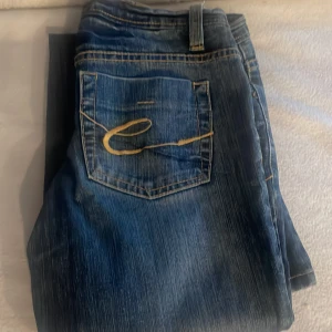 Supersnygga vintage jeans!!❤️ - Säljer dessa jeans då de ej passar. Kan tycörr inte visa på då jag inte får på mig dom:)  Storlek 34  Bootcut  Passar om man är mellan 160-165 lång  ❤️ Inga slitningar eller märken 