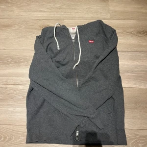 Mörkgrå Levis hoodie  - Använd hoodie i fint skick Stl: s.                                   Pris kan diskuteras! 