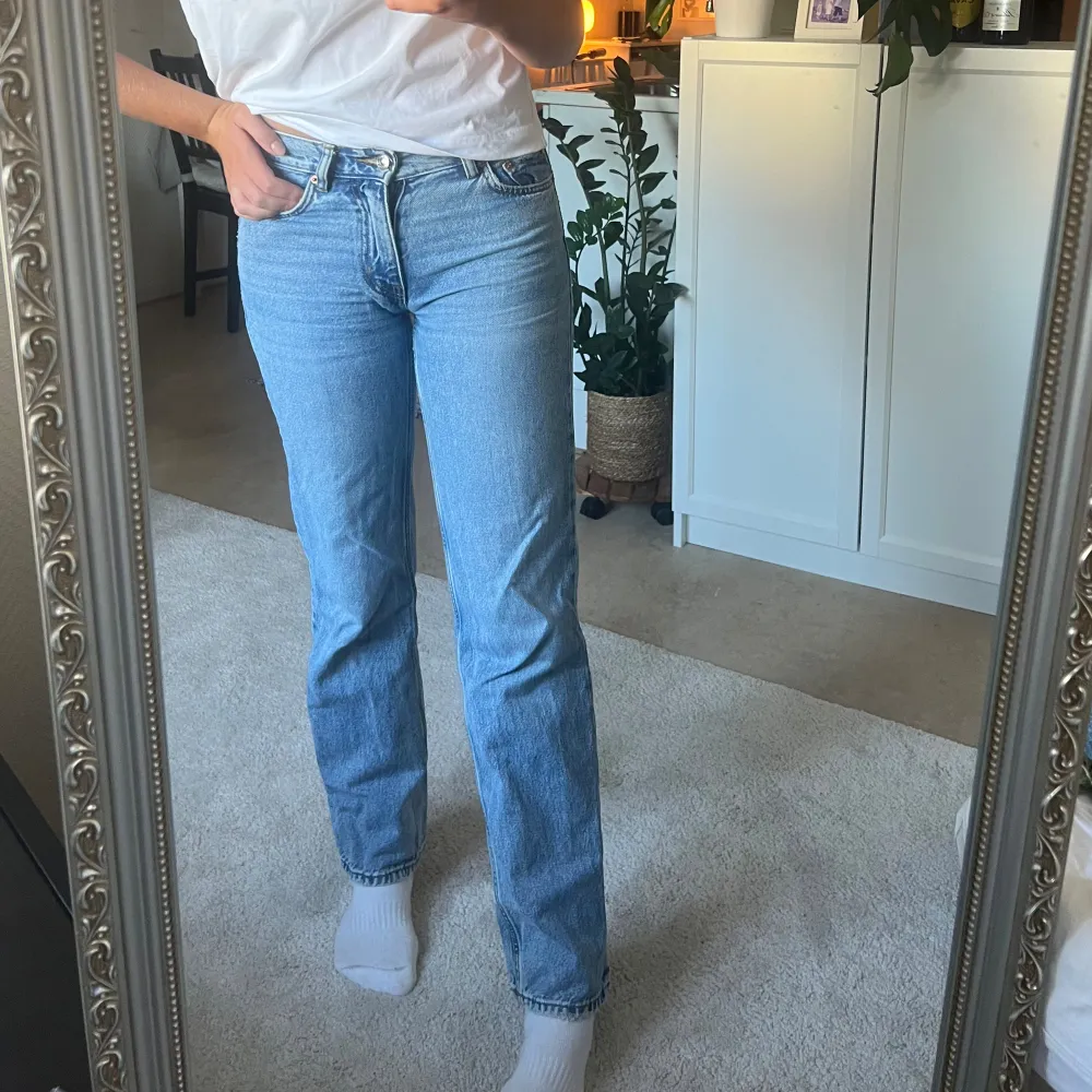 (De två första bilderna är från ginas hemsida) Low waist raka jeans från Gina Tricot. Väl använda men är i bra skick. . Jeans & Byxor.