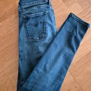 Säljer dessa snygga Replay jeans som jag köpt här på Plick. Tyvärr för små för mig men riktigt snygg lite smalare modell. Stl 27/30 New Luz