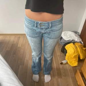 Säljer ett par ljusblå jeans från Diesel i svensk storlek 34/36. De är lågmidjade och har en bootcut passform. Bilderna är lånade av tjejen som jag köpte ifrån. Säljer dem pga de var för små för mig💕De är lagade baktill pga gammal skada men syns ej.