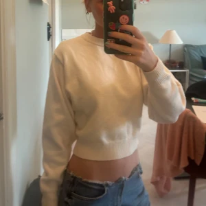 Vit croppad stickad tröja - croppad stickad tröja. Den är i nyskick och är i ett mysigt material. Snyggt att styla med en blus under🎀