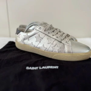 Saint laurent court classic silver - Saint laurent court classic silver sneakers  -Storlek 41 eu  -Tillbehör: Saint Laurent påse   -Nypris: 5500kr  -Skick 8/10