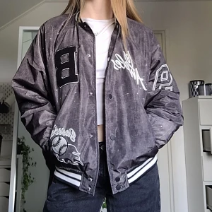 Baseball jacka - En baseball jacka från H&M. Används två gånger, är som ny.