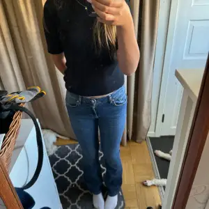 Säljer ett par mörkblåa lågmidjade bootcut jeans från Gina tricot. Nyskick.💙