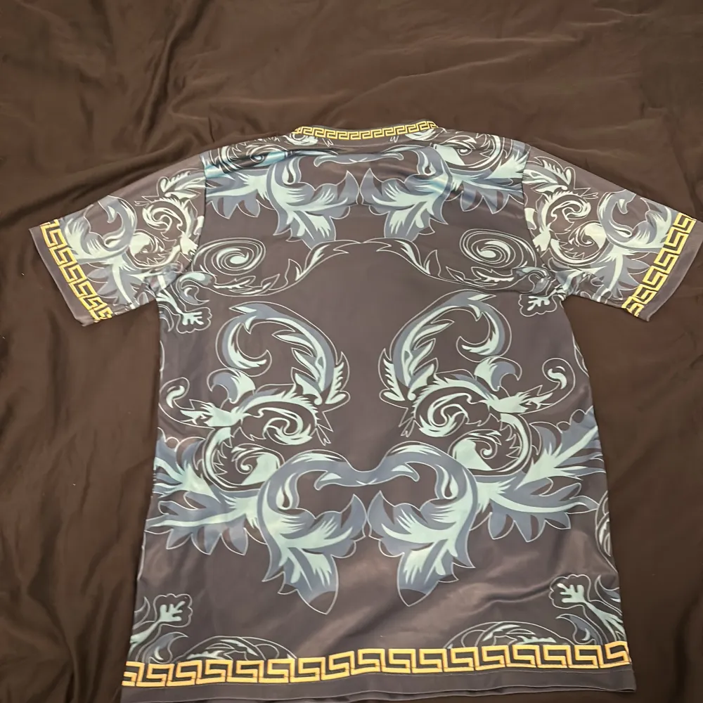 Säljer en Italien tröja med Versace som sponsor. Knappt använd och kommer i bra skick. Pris kan diskuteras👍👍 . T-shirts.