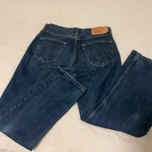 Säljer ett par Levi's 501 jeans i mörkblå denim. Raka jeans🫶