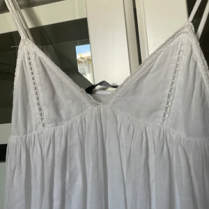 klänning - jättesöt populär klänning från zara, använd fåtal gånger i gott skick. Säljer då den är för liten på mig, skriv för fler bilder 💓