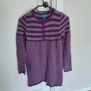 Stickad långärmad klänning - Använd några gånger men den är i bra skick. För barn runt 10 år. Måttband finns på bilderna för referens. 60% bomull. 20% viskos. 20% nylon. Nypris: $20. För mer info, kontakta✨️