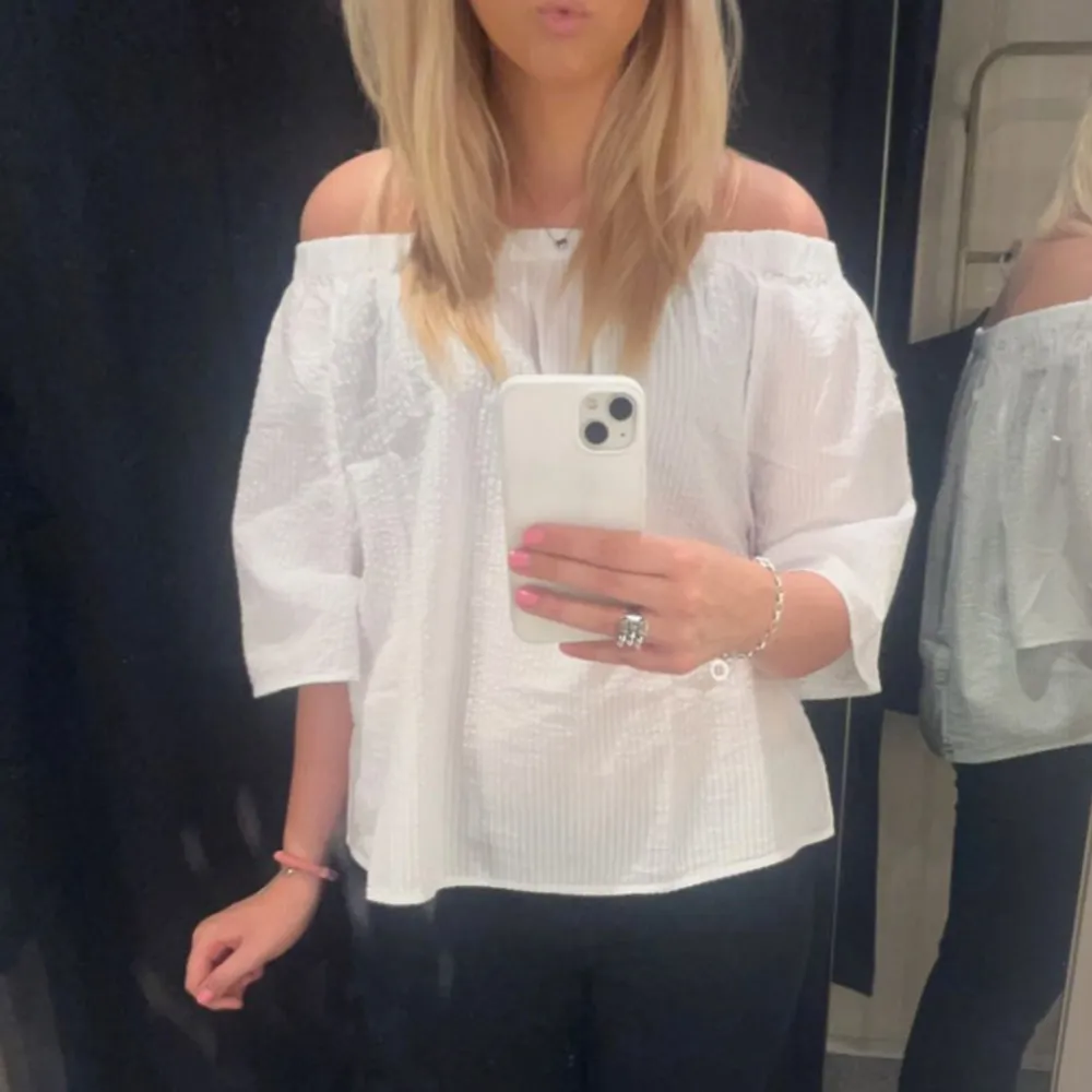 säljer denna superfina vita off shoulder blus från kappahl storlek S, Den är använd runt 3 gånger så den är i jättebra skick! Nypris 300 🩷🩷🩷🩷. Blusar.