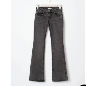 Lowaist bootcut jeans  - Superfina bootcut lowaist jeans från Gina skulle storleken är s men skulle säga att den passar xs också  En pytteliten skråva längst ner (bild 4) men inget som syns nästan helt nya säljer då jag vill köpa andra köpt för runt 500
