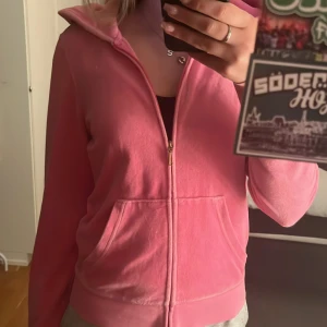 juciy zip-up tröja med tryck där bak - tröjan har fläckar i luvan från hårfärg som man kan se på bilden. en gammal modell med fint tryck bak på ryggen. Storlek M men skulle mer säga S