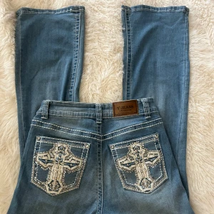 Bootcut jeans med strass - Säljer dessa boot cut jeans med strass i storlek 32- 34!  Jeansen är i bra skick och endast använda ett få tal gånger, säljer pga att dom inte används.  Vill du ha fler bilder på jeansen? Kontakta mig privat🩵  (Pris kan diskuteras)