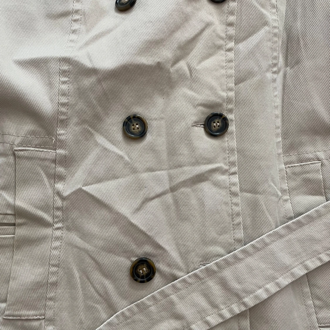 Beige trenchcoat med bälte - 91