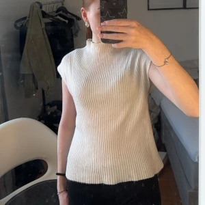 Stickad tröja - En superfin stickad tröja som passar perfekt till hösten nu! Den är i bra skick. Skriv för frågor💕