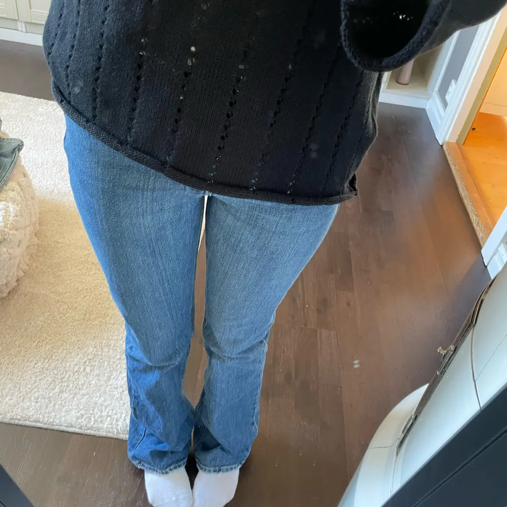 Jättefina jeans från gina tricot i nyskick - bara använda några få gånger. Jag säljer dem eftersom de nu tyvärr blivit för små. Skulle säga att de är mid-rise. Köpta för ca 500kr 💞. Jeans & Byxor.