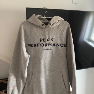 Peak performance hoodie - Peak Performance Hoddie  Färg: Grå  Storlek: L (fits M)  DM vid frågor! 💌