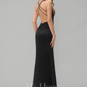 Svart långklänning med öppen rygg - Säljer en elegant svart långklänning med öppen rygg och smala axelband som korsar varandra. Klänningen är perfekt för fest eller bal och har en tight passform som framhäver figuren. Materialet känns mjukt och bekvämt mot huden. Passar perfekt för en glamorös kväll! (kunde inte hitta en bra bild på framsidan därmed tog jag en bild på en annan färg men klänningen är svart !)