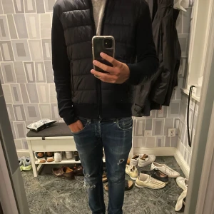 Ralph Lauren cardigan  - En Ralph Cardigan i storlek S som är perfekt nu till hösten. Den är enbart använd ett fåtal gånger och skicket är 10/10. Nypris 4200. Hör av dig om du har frågor