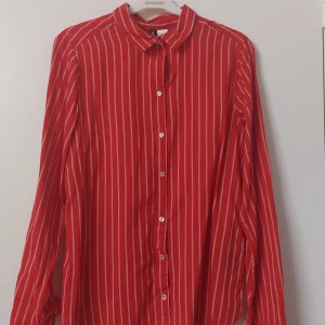 Randig Skjorta - Randig skjorta från HM.   Köpt på HM för några år sedan. Skjortan är i nyskick, endast använd en gång.
