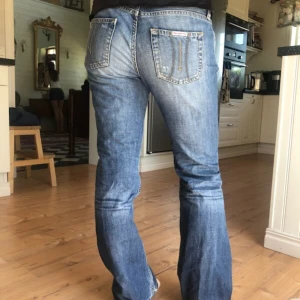 Blå lågmidjade jeans - Ett par snygga blå Fornarina jeans i storlek S/M. De är i bra skick men lite slitna nere vid byx-änden. Jeansen är lågmidjade.  Midjemått 86 Innerbenslängd 78 Min kompis står som modell