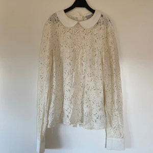 Spetsblus - Gulvit spetströja med krage🤍 Knappar i ryggen