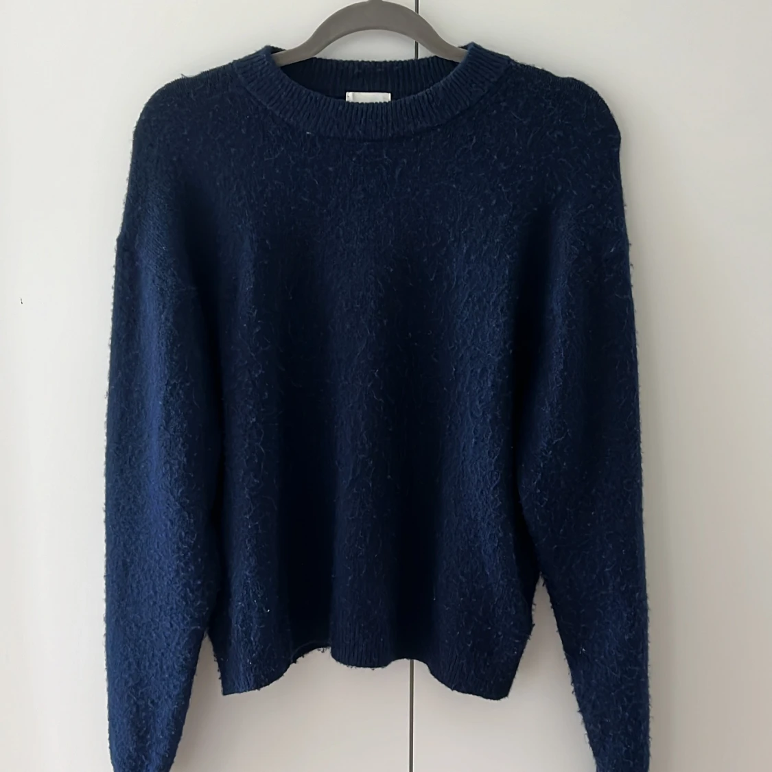 Stickad marinblå tröja 