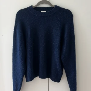 Stickad marinblå tröja  - Stickad tröja från HM i marinblått utan hål och defekter. Lite nopprig men fortfarande i bra skick. Köparen står för frakten. Skriv vid frågor. 