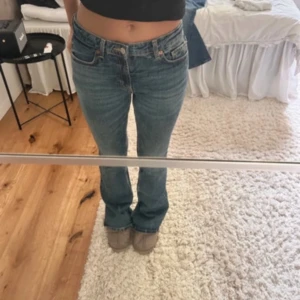 Boot cut jeans zara - Superfina jeans från zara! Dom är boot cut