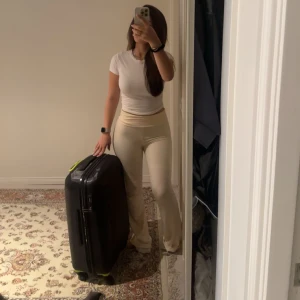 soft touch folded trouser - Köpte dessa soft touch folded trouser på Gina tricot för 3 v sedan. Använt endast en gång och säljer dessa pga ingen användning. Första och sista gången jag använde dessa var i bilden. Storlek XS, säljer för 270. Köptes för 359 kr! Färgen heter Tofu💞