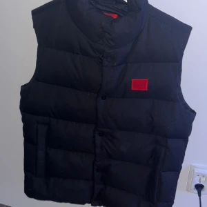 Hugo Boss väst  - I bra beg skick. Grym väst i dun, perfekt för vinter eller kallare väder. Slutsåld sedan länge och populär!   3499kr nypris. 