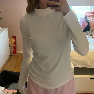 Tröja - Vit långärmad tröja med polokrage från lindex. Bra skick, använd max 2 gånger. Från barnavdelningen så storlek 170, men passar xs-s också🥰