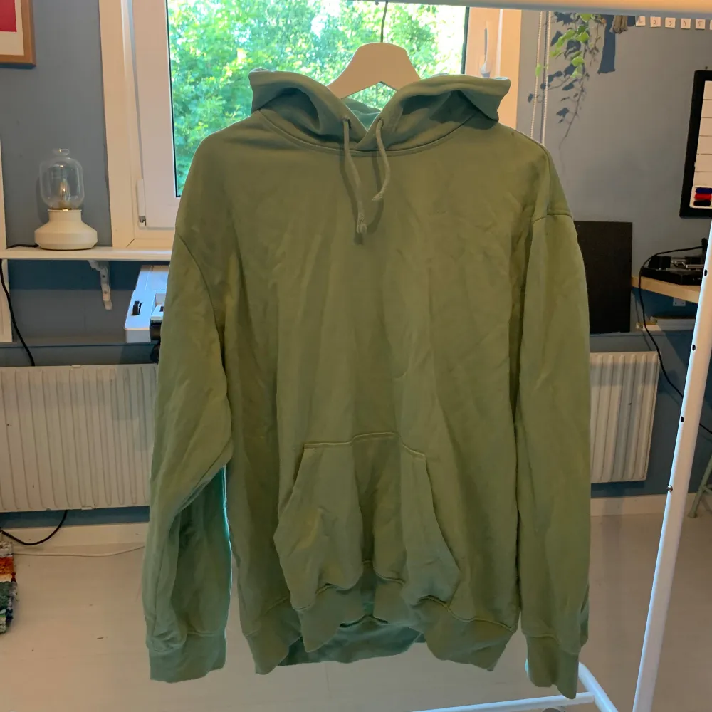 Grön hoodie från H&M i storlek M.. Hoodies.