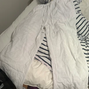 Linnebyxor från Gina tricot - Säljer mina linnebyxor då de inte kommer till användning. Använda fåtal gånger så de är i väldigt bra skick