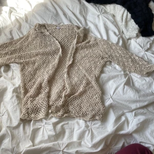Virkad kofta - Virkad kofta med luva och kortare ärmar storlek 38/40 