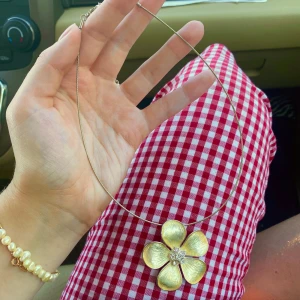 Jättefint blomhalsband💞 - Supergulligt