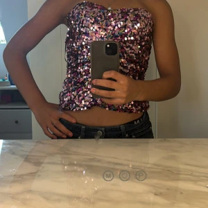 Cool fest topp med paljetter - Som ny , storlek M men passar mig som oftast har XS. Från zara 💕