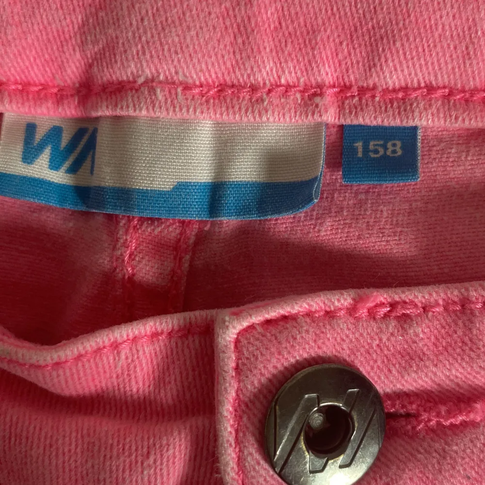 Säljer ett par snygga rosa jeansshorts i storlek 158. De har en låg midja och fransiga kanter för en cool look. Perfekta för sommaren! 🩷. Shorts.