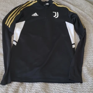 Juventus fotbollströja - Hej! Säljer nu min juventus Träningströja då den inte passar mig längre. Den är i bra dkick och otroligt snygg.