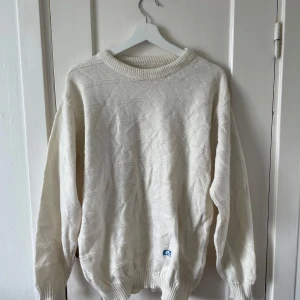 Vit stickad tröja från G-Star - Säljer en snygg och bekväm vit stickad tröja från G-Star.  Köp direkt eller ge prisförslag 💛